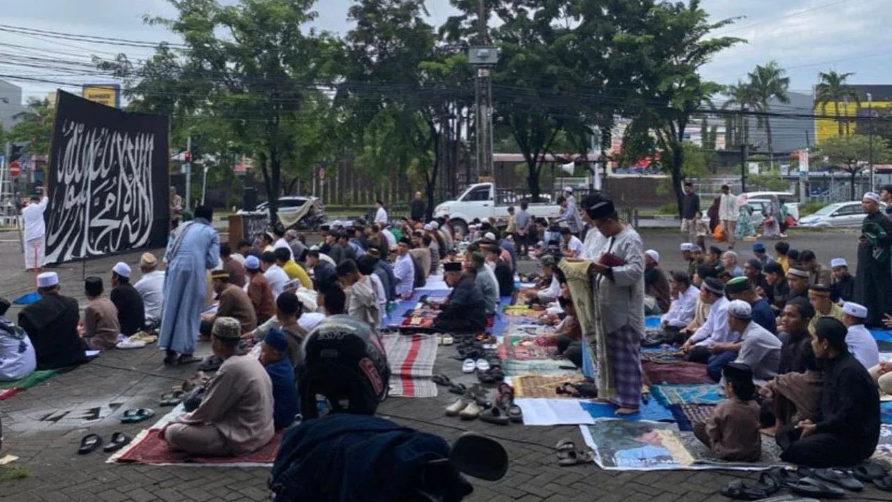 Lebaran Lebih Awal, Jemaah Tarekat Naqsyabandiyah Gelar Salat Ied di Kompleks Pertokoan