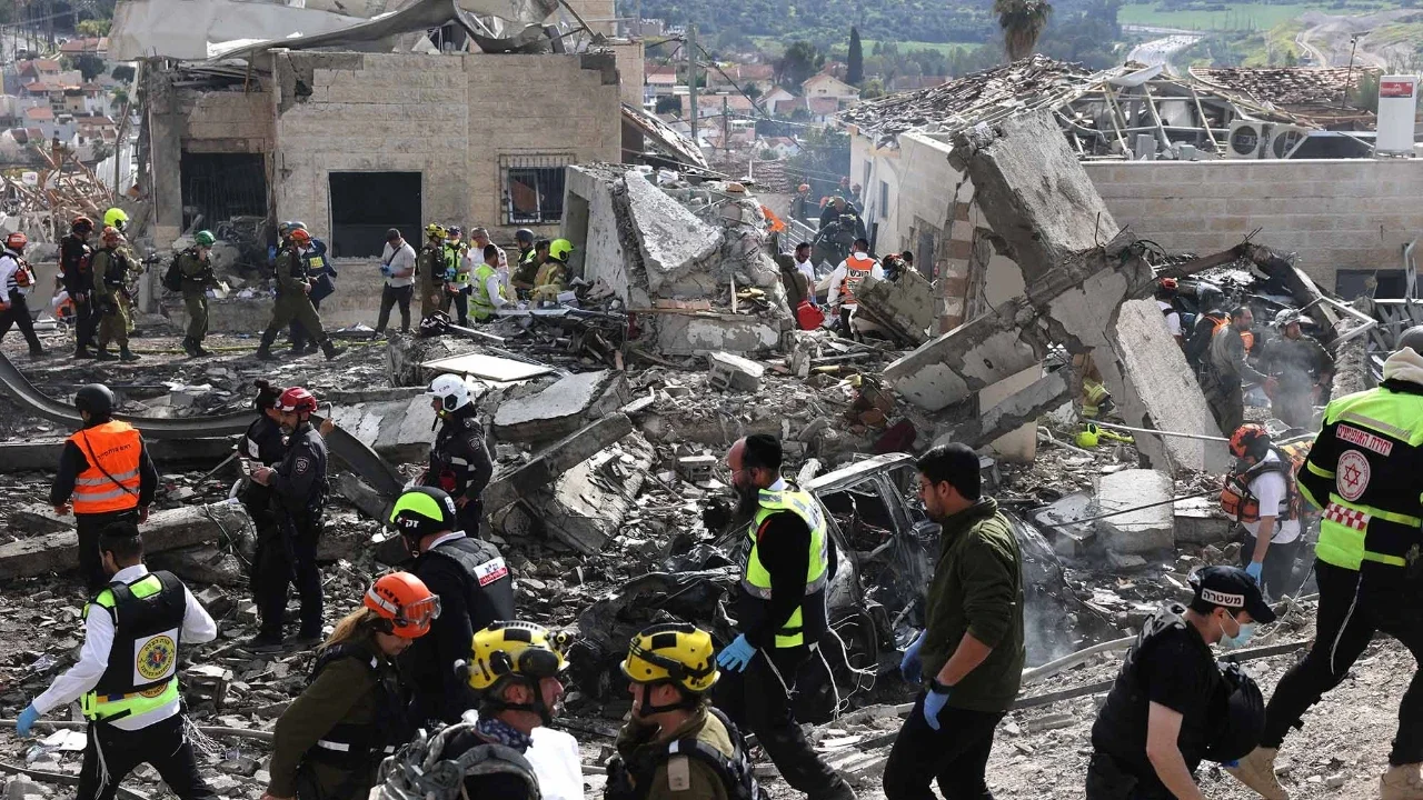 Petugas layanan darurat Israel melakukan proses evakuasi pada  lokasi serangan rudal Iran  di dekat Bet Shemesh, Israel, Minggu (01/03/2026).