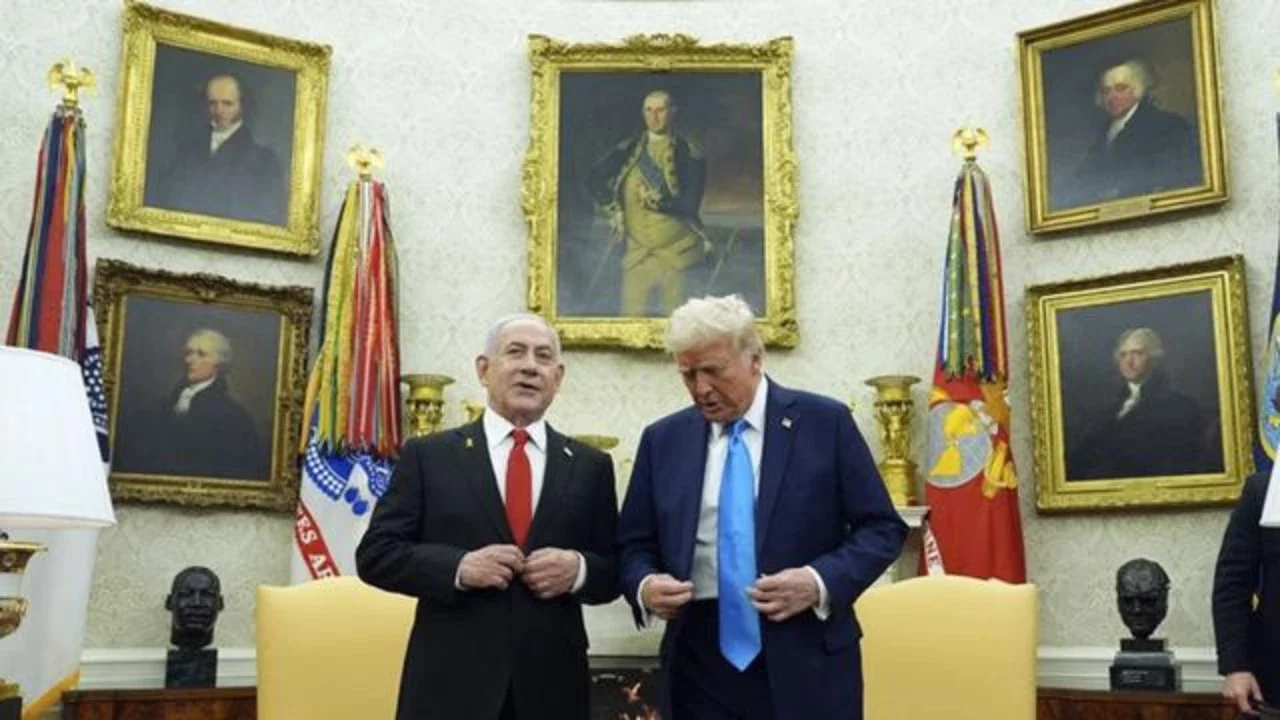 Presiden Amerika Serikat, Donald Trump, dan Perdana Menteri Israel, Benjamin Netanyahu, saat bertemu di Ruang Oval, Gedung Putih, Selasa (4/2/2025). (Dok. AP Photo/Evan Vucci)