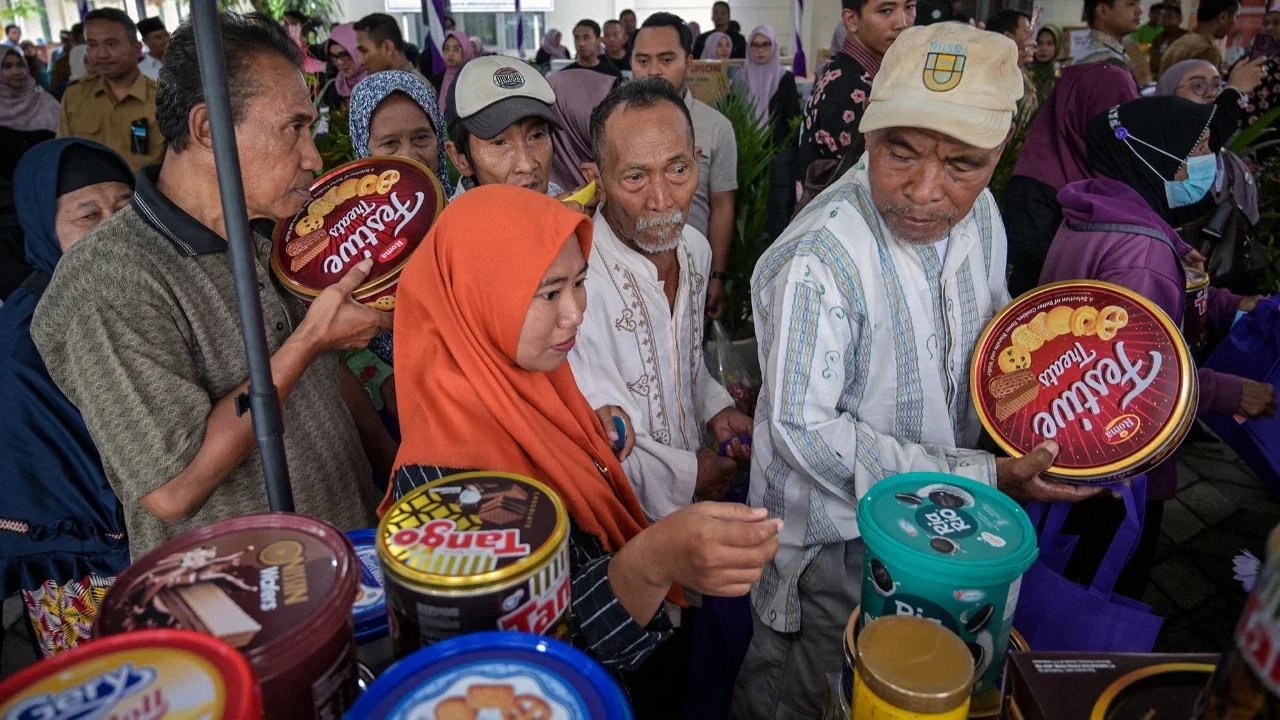 Warga menerima barang-barang gratis seperti pakaian, bahan makanan pokok, dan perlengkapan rumah tangga yang disediakan oleh Asosiasi Organisasi Wanita (GOW) dan Pemkot Surabaya daerah dalam aksi sosial tahunan Ramadan di Surabaya, Senin (02/03/2026).