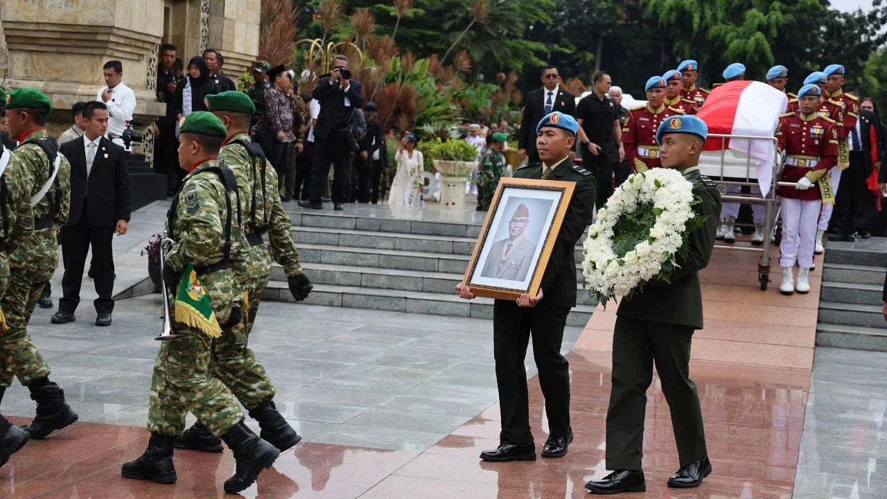 Personel Paspampres membawa jenazah Wakil Presiden ke-6 Try Sutrisno saat pemakaman di Taman Makam Pahlawan Kalibata , Jakarta, Senin (2/3/2026).