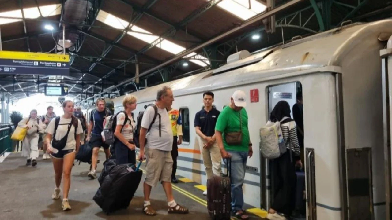 Kunjungan Wisman ke Indonesia Naik Tipis di Januari 2026, Perjalanan Wisatawan Lokal Turun