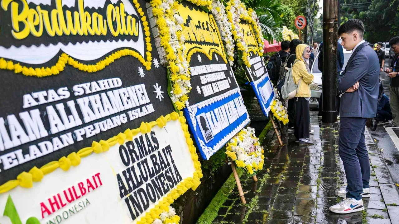 Karangan bunga yang ditinggalkan untuk mengenang pemimpin tertinggi Iran, Ayatollah Ali Khamenei, terlihat di depan kediaman Duta Besar Iran untuk Indonesia di Jakarta,  Senin (02/02/2026).