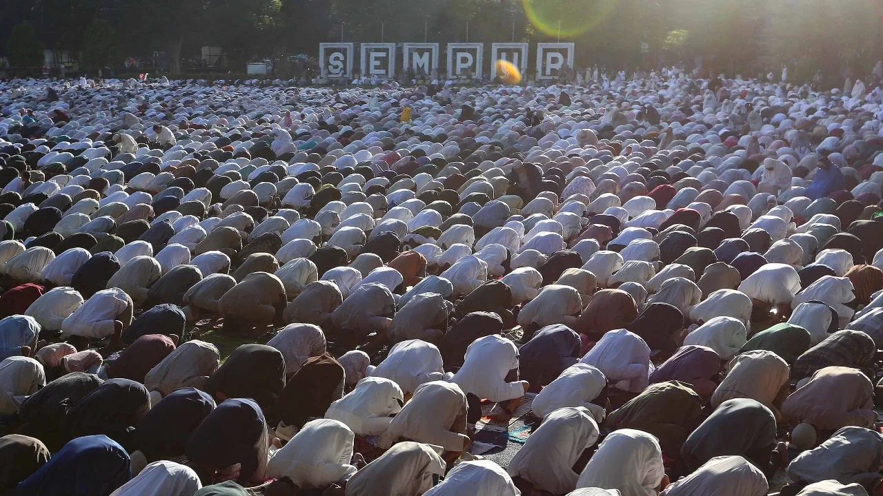 Ribuan jemaah Muhammadiyah melaksanakan Salat Idul Fitri 1447 Hijriah di Lapangan Sempur, Kota Bogor, Jawa Barat, Jumat (20/03/2026).