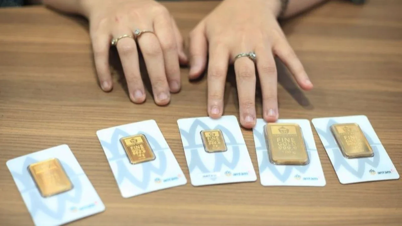 Harga Emas Antam Hari Ini Anjlok Rp50.000 per Gram, Simak Rinciannya