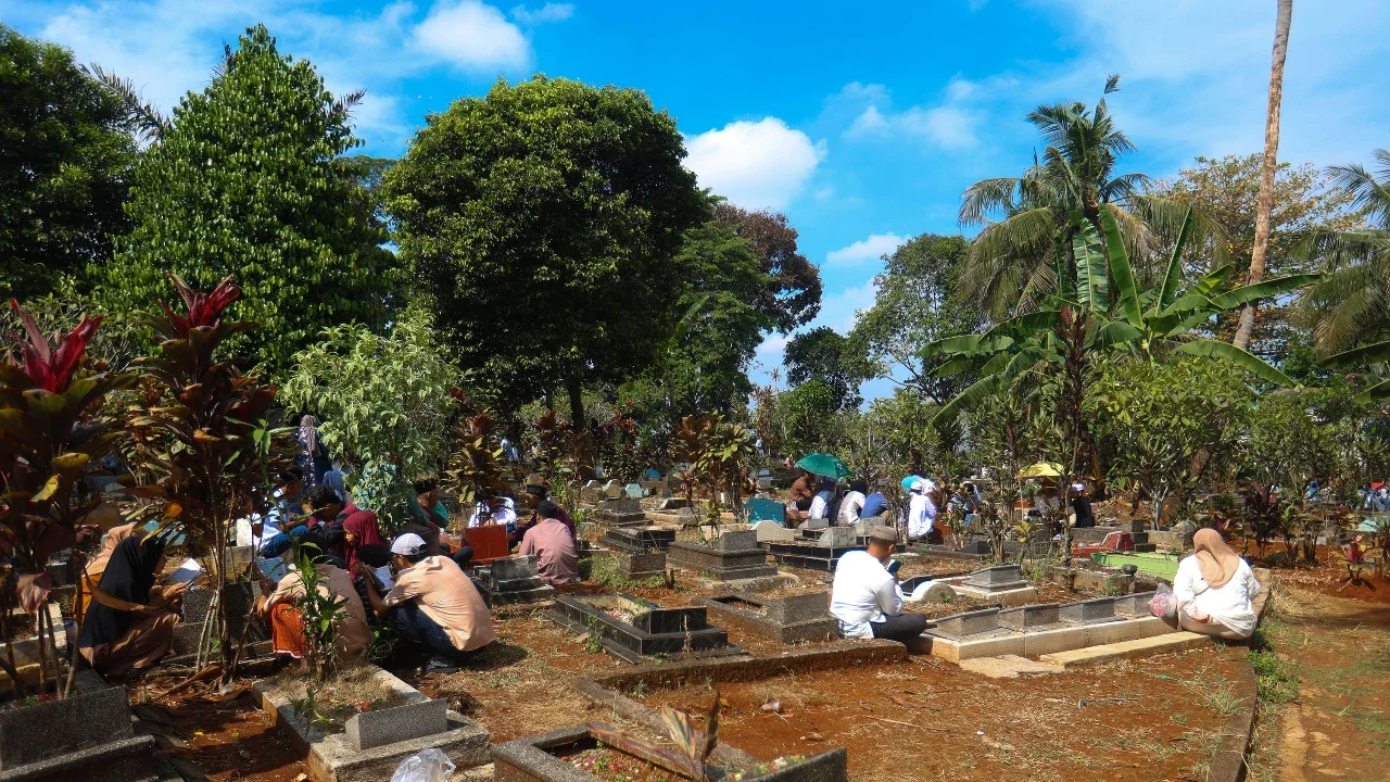 Warga melakukan ziarah kubur usai melakukan shalat Idul Fitri di tempat pemakaman umum (TPU) Cibinong, Bogor, Sabtu (21/03/2026).