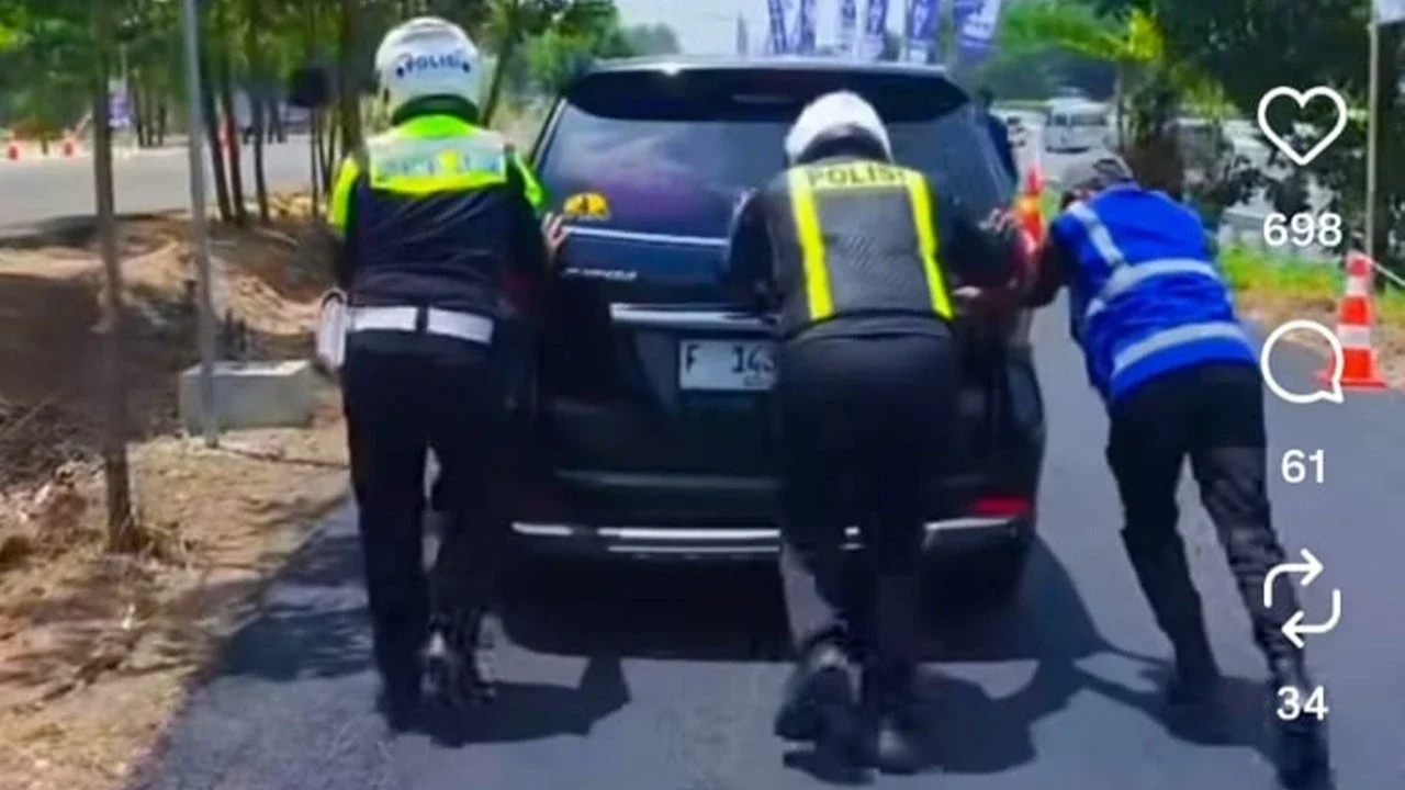 Top! Polantas Gantian 'Stut' dan Dorong Mobil Mogok Pemudik di Tol Cipali