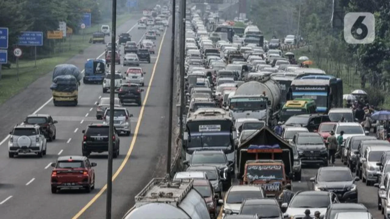 Sementara itu, untuk mempercepat transaksi, pihak Jasa Marga akan mengoperasikan 19 gardu tol atau meningkat dari sebelumnya yang berjumlah 15. Tampak dalam foto, kendaraan-kendaraan terjebak
