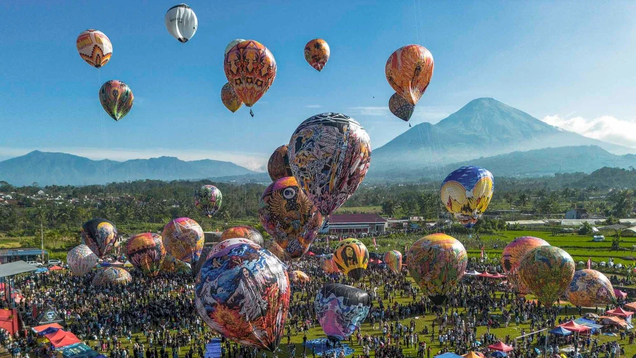 Sejumlah warga menyaksikan penerbangan balon udara di desa Semayu, Wonosobo, Jawa Tengah, Senin (23/03/2026).