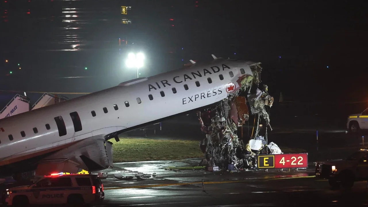 Detik-Detik Pesawat Air Canada Tabrak Truk di Runway LaGuardia, Bandara Ditutup