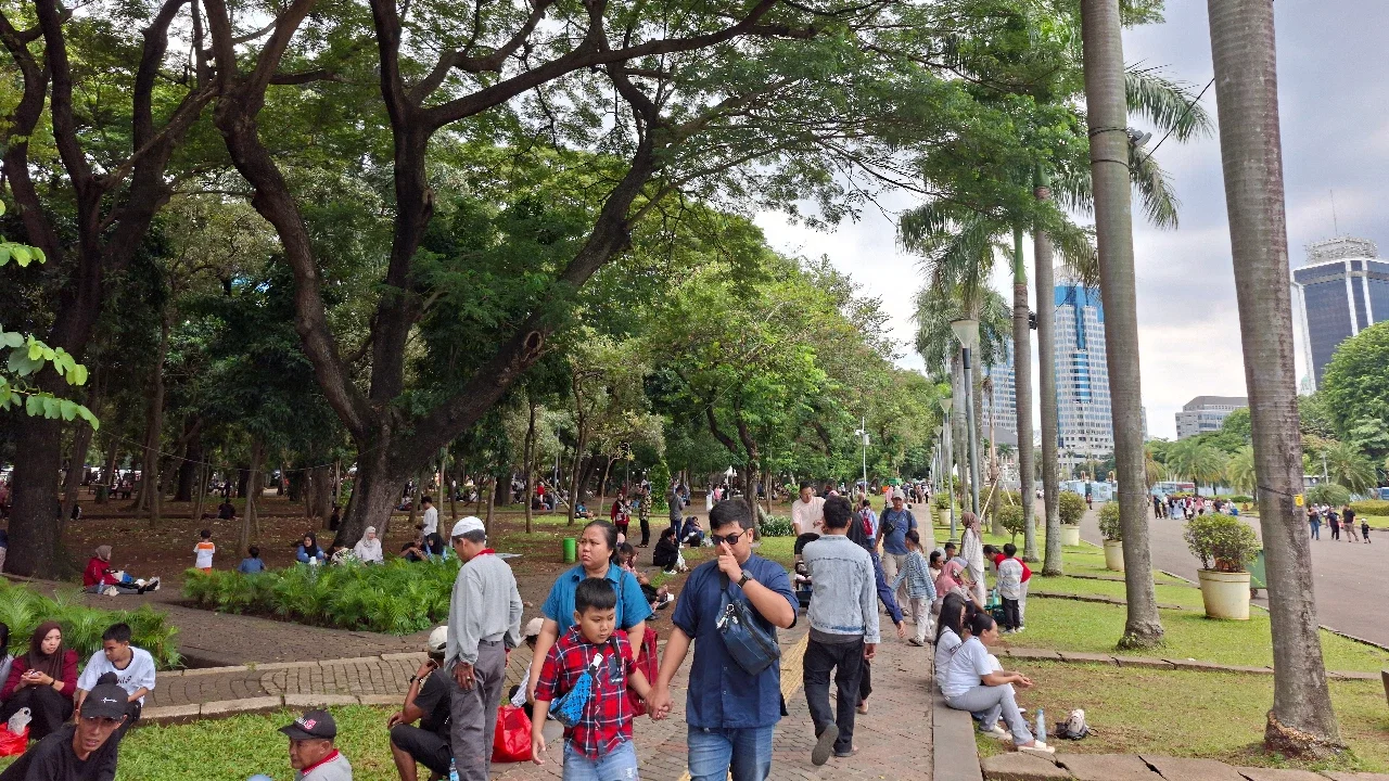 Meski Panas Terik, Kawasan Monas Masih Dipadati Wisatawan di H+2 Lebaran