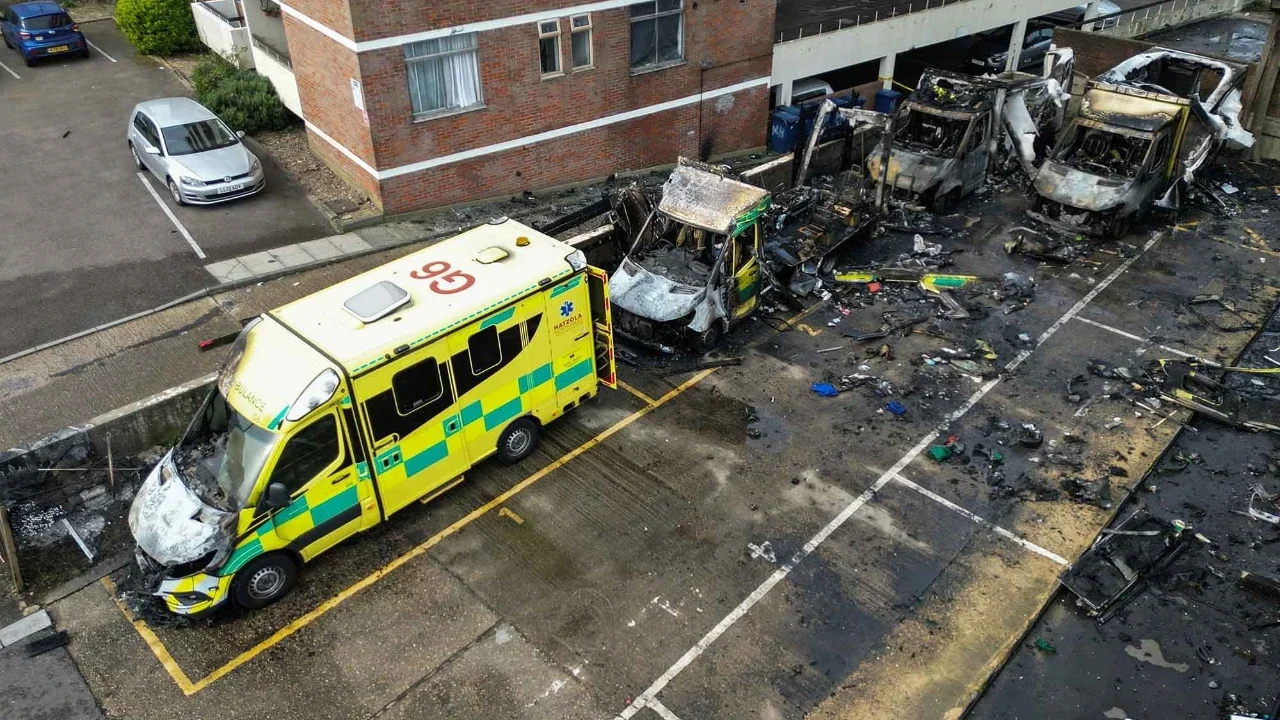 Ambulans yang hangus terbakar di area parkir di sepanjang jalan di lingkungan Golders Green, London utara, Senin (23/03/2026).