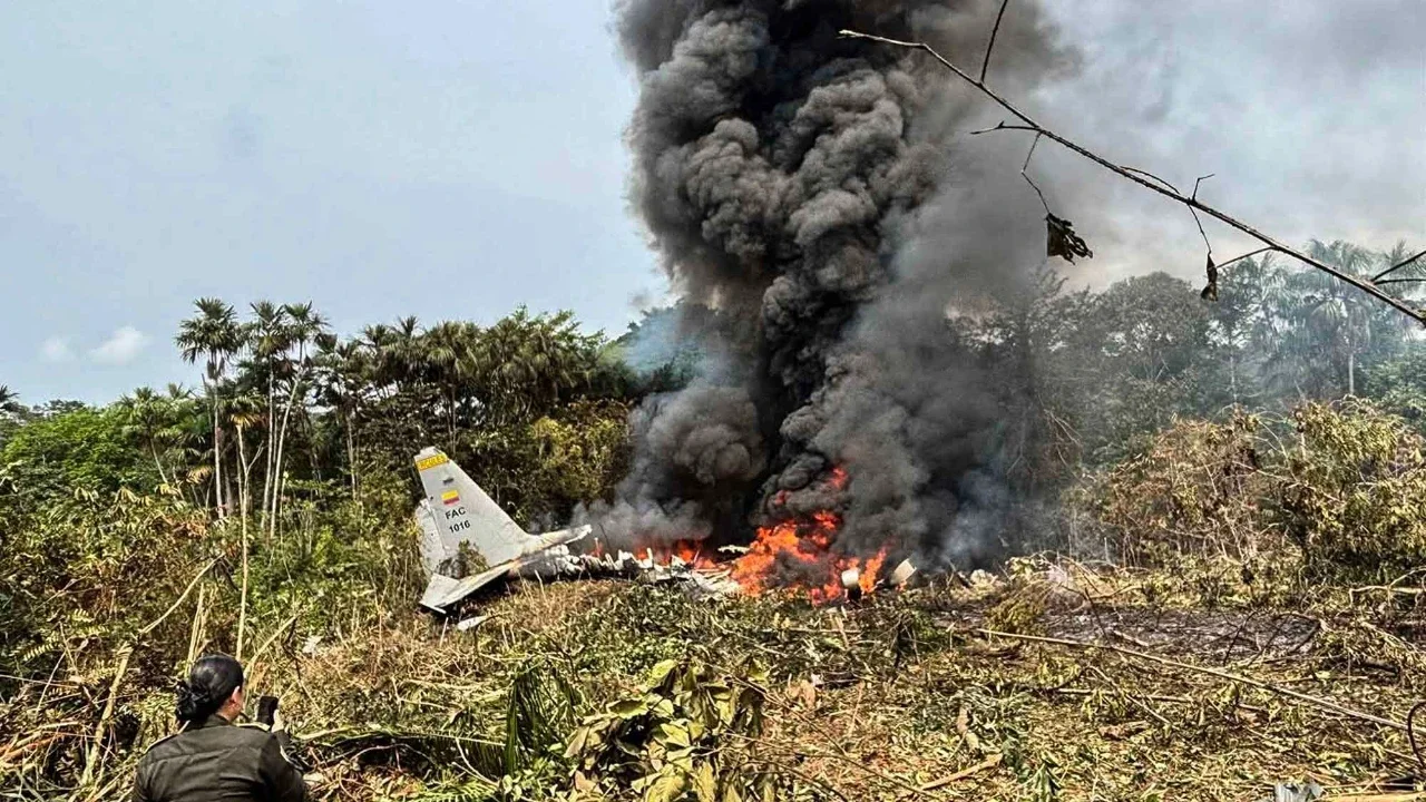 Kobaran api dan asap hitam tebal membubung dari pesawat Hercules Angkatan Udara yang jatuh saat lepas landas di Puerto Leguizamo, Kolombia. Senin (23/03/2026) waktu setempat.