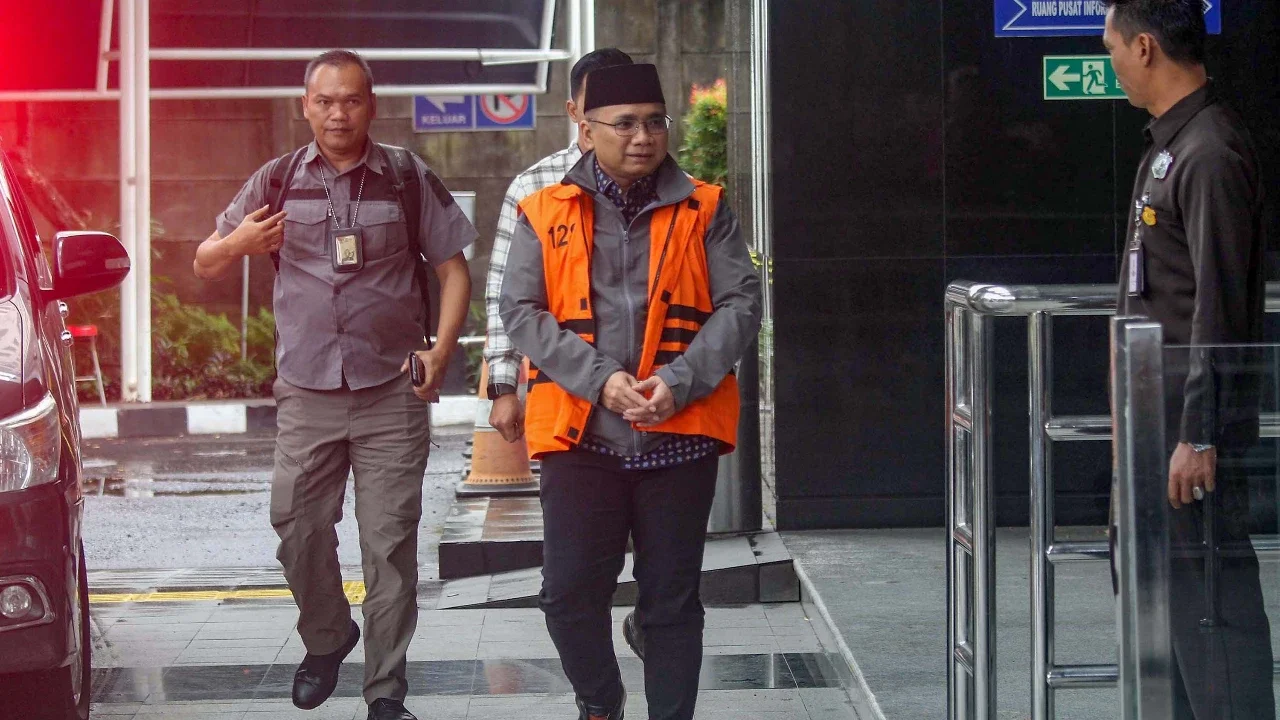 Tersangka kasus dugaan korupsi kuota haji dan penyelenggaraan ibadah haji Yaqut Cholil Qoumas tiba di Gedung Merah Putih KPK, Jakarta, Selasa (24/3/2026).