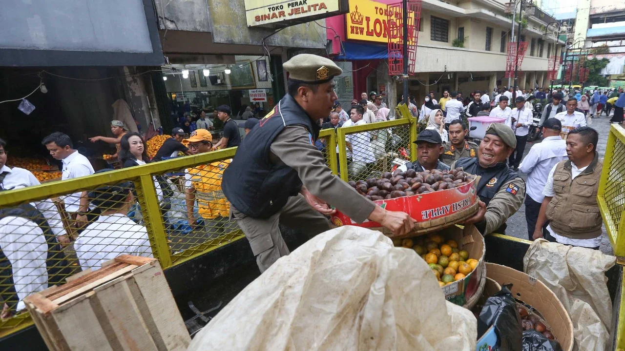 Petugas Satpol PP  saat melakukan penertiban pedagang kaki lima di  kawasan eks Pasar Bogor,  Rabu (25/03/2026).