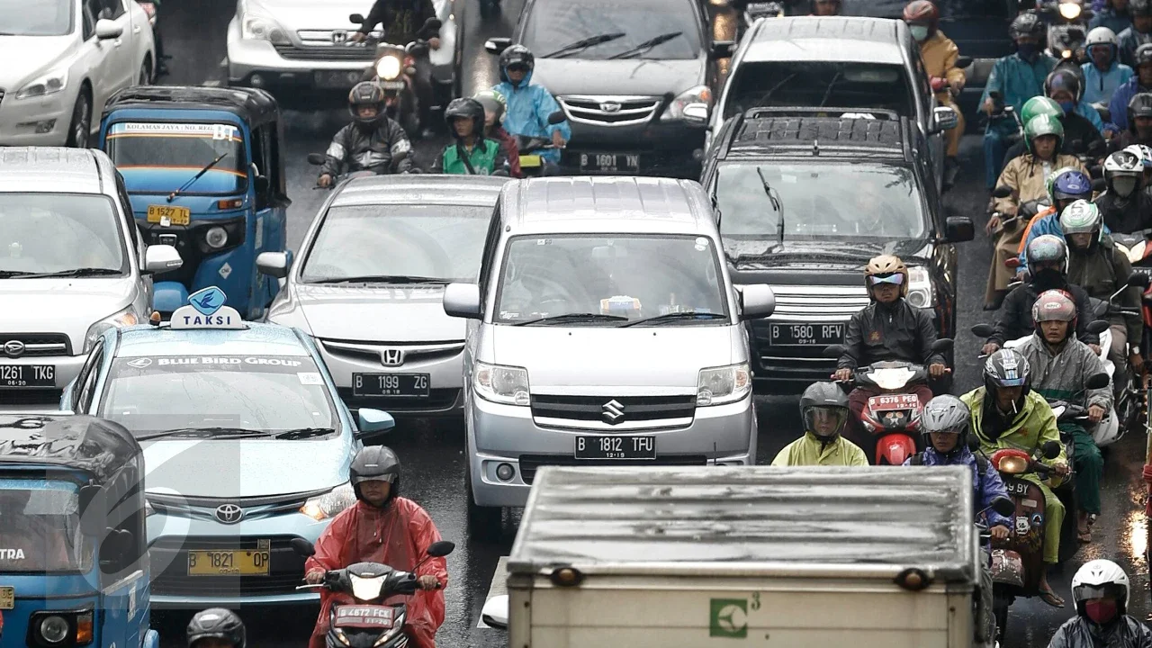 Sedia Payung dan Jas Hujan, Jakarta Diperkirakan Diguyur Hujan Sepanjang Hari Kamis