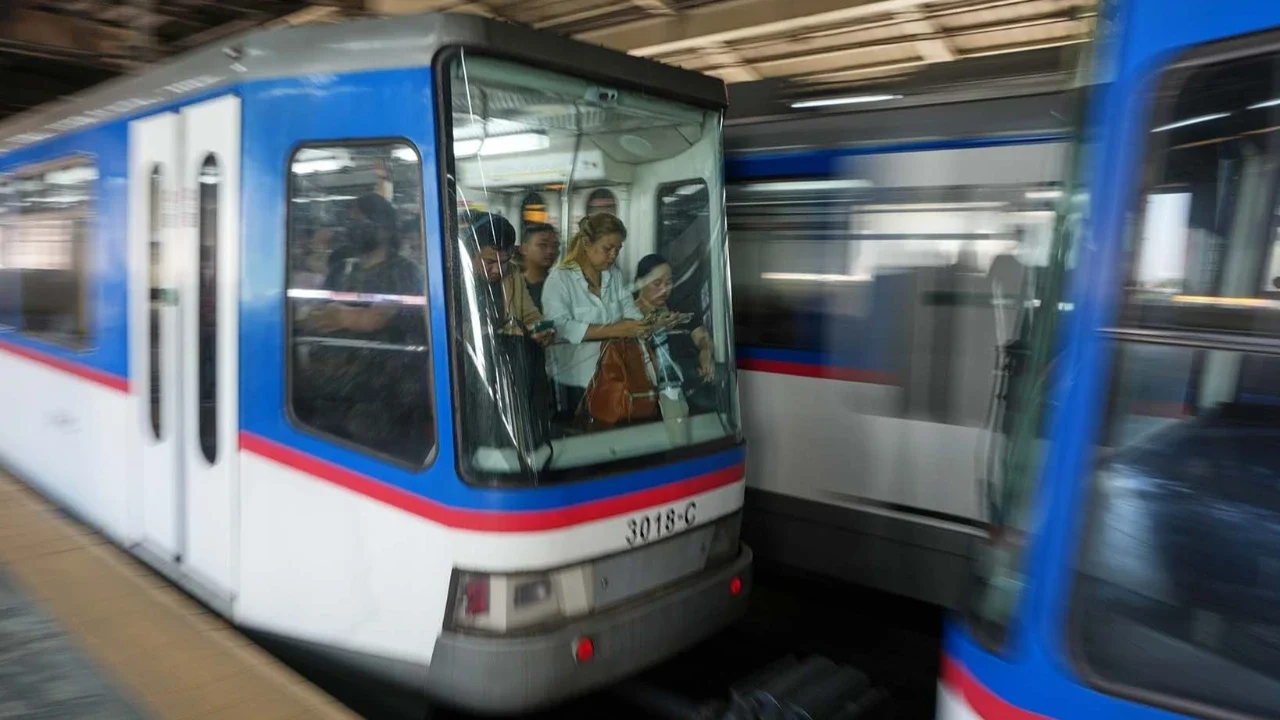 Penumpang memadati Metro Rail Transit pada jam sibuk pagi di Quezon City, Filipina, Kamis, (26/03/2026).