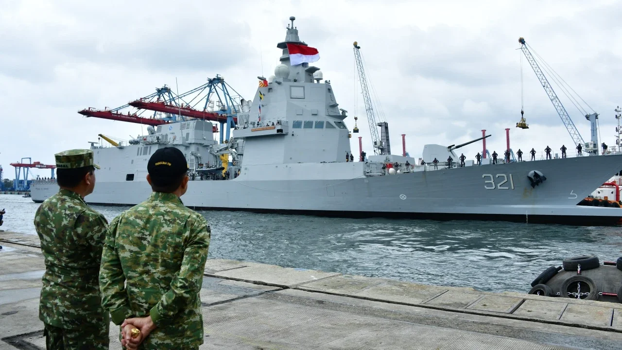 Panglima TNI Jenderal Agus Subiyanto bersama Kasal Laksamana Muhammad Ali menyambut kedatangan KRI Prabu Siliwangi-321 di Dermaga Tanjung Priok Jakarta , Kamis (26/03/2026).