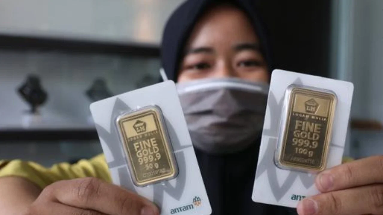 Pekerja menunjukkan emas di galeri 24 Pegadaian, Tangerang, Selasa (7/7/2020). Harga emas Pegadaian khusus batangan 1 gram cetakan Antam hari ini naik Rp 4.000 atau 0,42% ke level Rp 950.000/