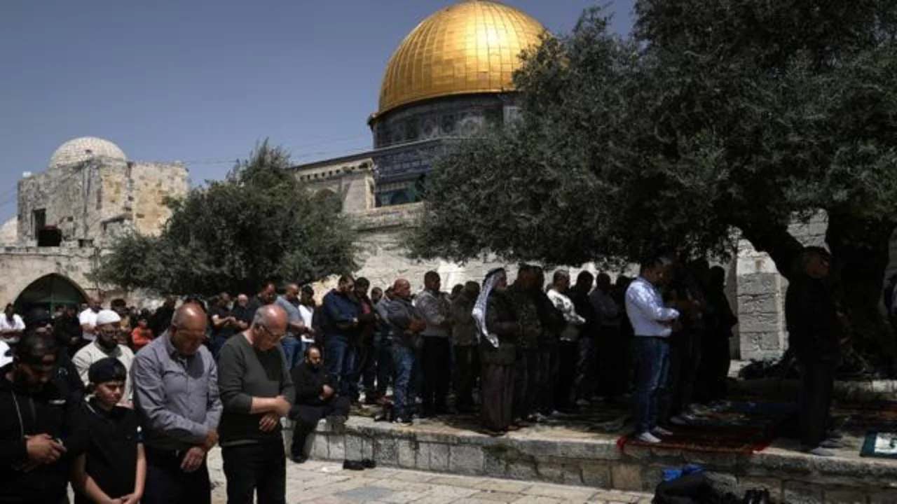 Departemen Awqaf Islam di Yerusalem melaporkan bahwa ada sekitar 130.000 jemaah sholat di Kompleks Masjid Al Aqsa pada Jumat ketiga bulan Ramadhan. Ini merupakan setengah dari jumlah tahun