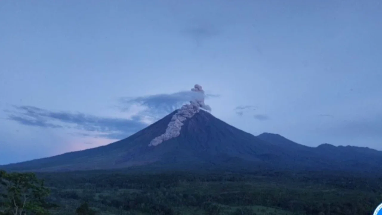 Gunung Semeru Erupsi Dua Kali Pagi Ini, Kolom Abu Capai 1.000 Meter