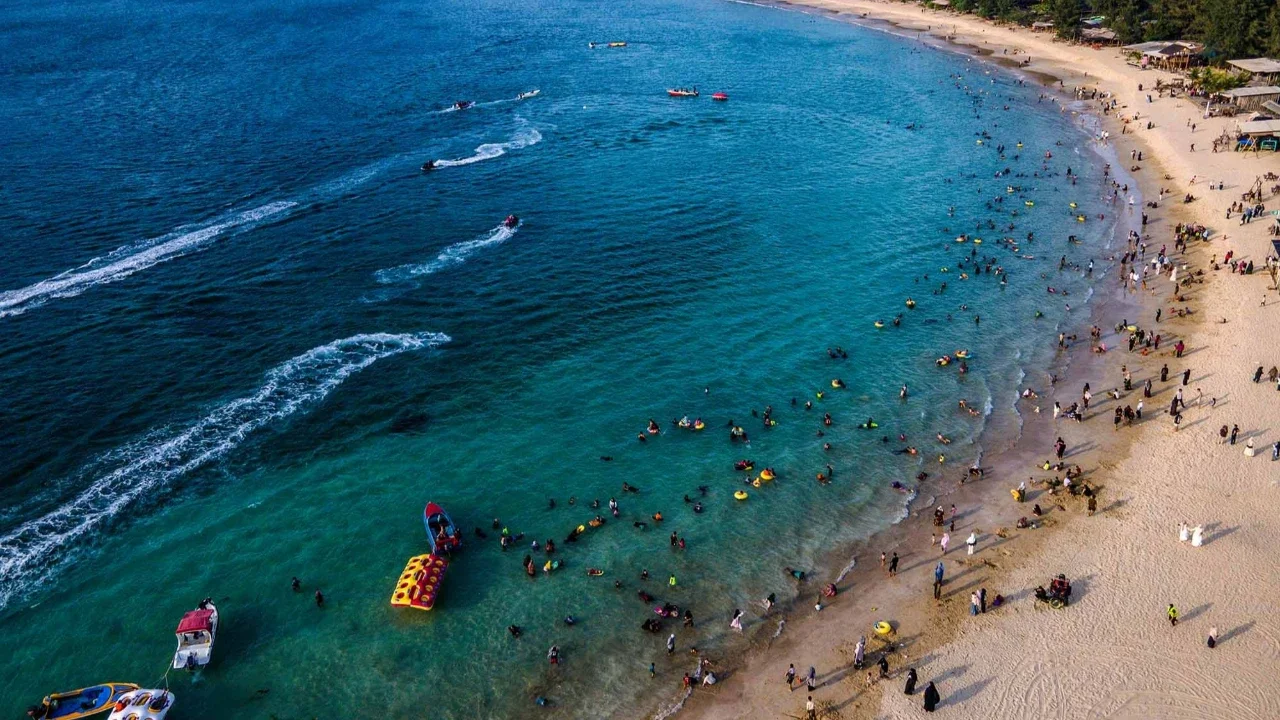 Warga beraktifitas pada area olahraga air di Pantai Lhoknga di provinsi Aceh, Kamis (26/03/2026).