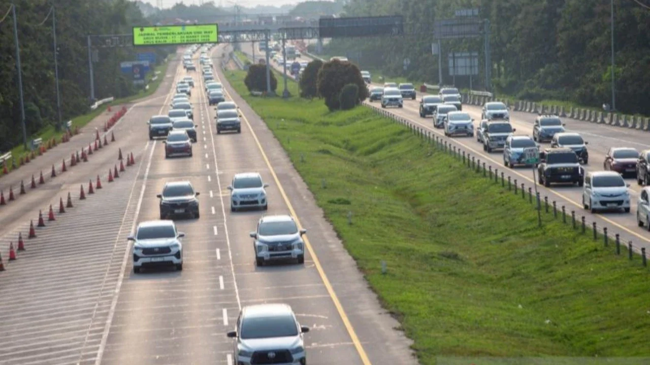 Petugas Terapkan One Way di Tol Cipali Menuju Jakarta