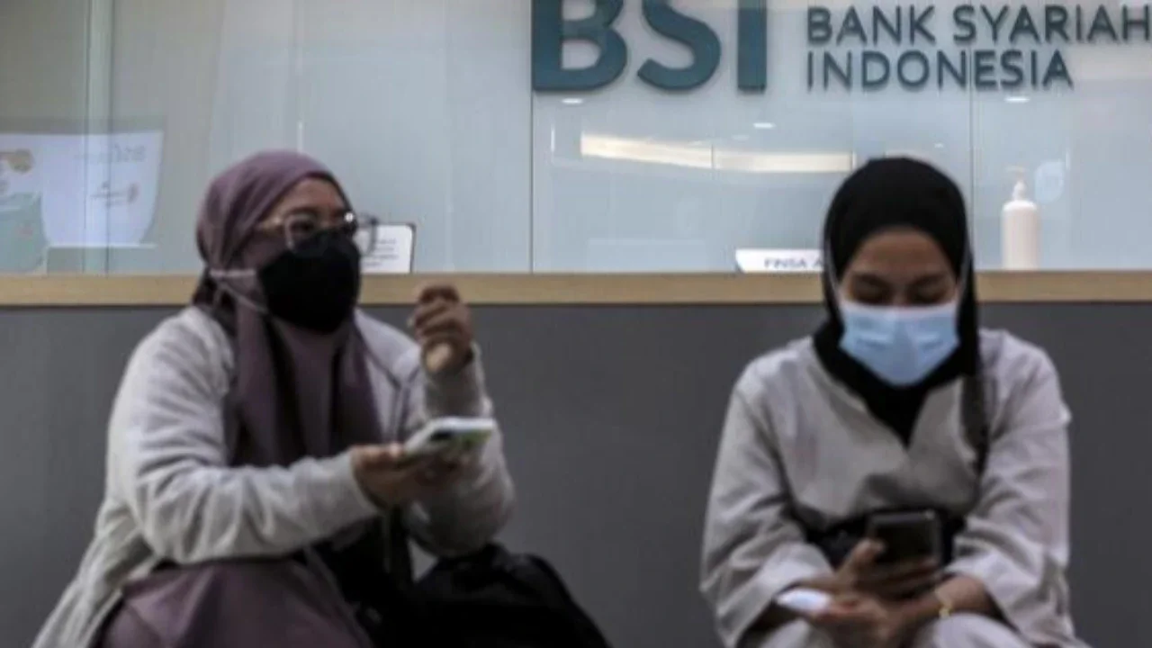 Pekerja melayani nasabah di kantor cabang Bank Syariah Indonesia, Jakarta Selasa (2/2/2021). Dirut BSI Hery Gunardi menjelaskan bahwa integrasi tiga bank syariah BUMN yakni Bank BRI Syariah,