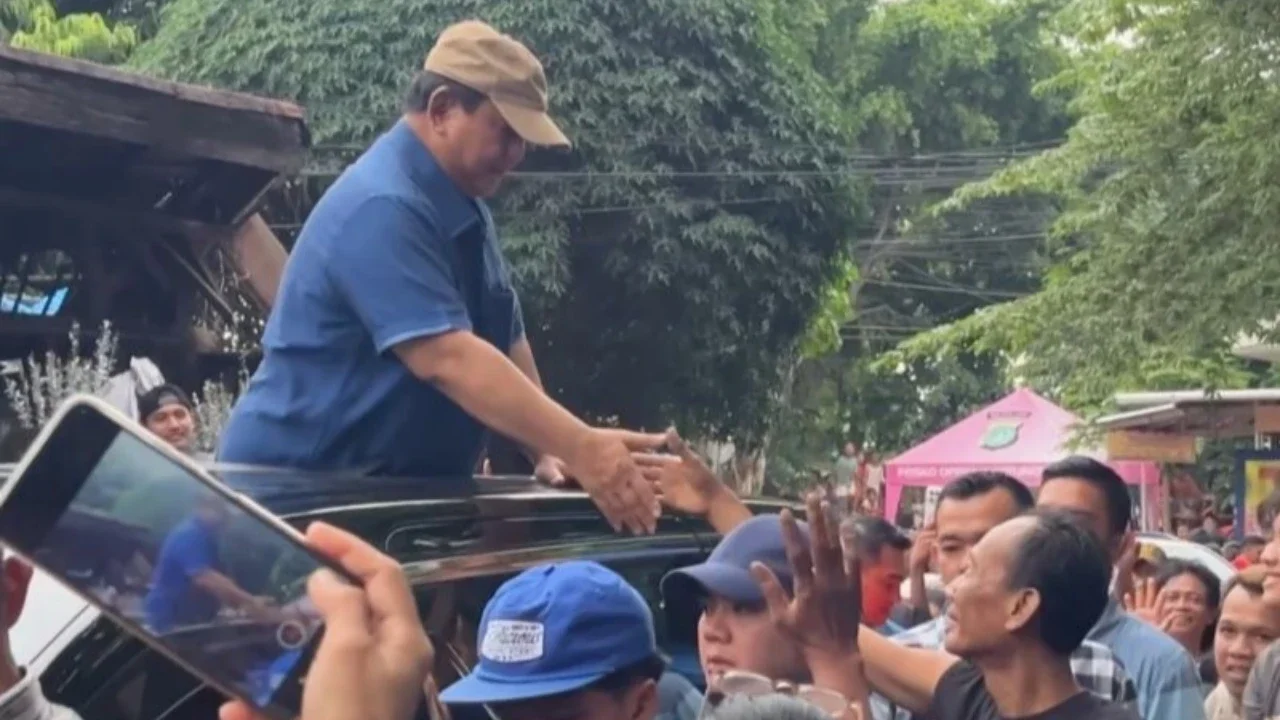 Sore yang Tak Biasa di Bantaran Rel Senen