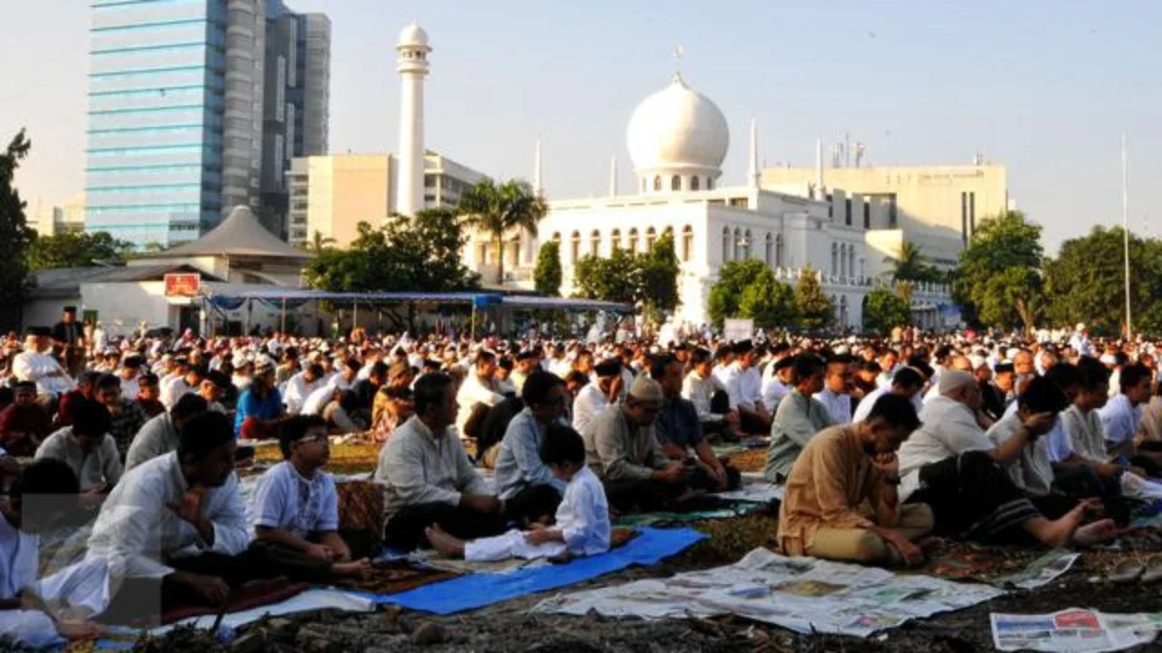 Ribuan umat muslim menunaikan ibadah salat Idul Fitri 1 Syawal 1436 H di Masjid Agung Al Azhar Jakarta, Jumat (17/7/2015). Warga juga memadati halaman masjid untuk bersama-sama menunaikan sal