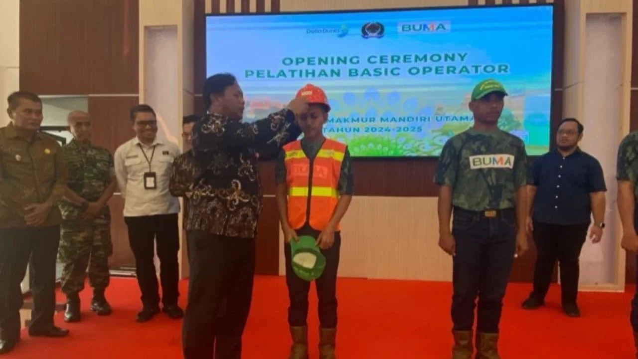 Pemerintah Kabupaten Berau berkolaborasi dengan PT Bukit Makmur Mandiri Utama (Buma) dalam pelatihan 'Basic Operator' untuk mencetak SDM unggul di sektor pertambangan guna memenuhi kebutuhan pasar kerja lokal.
