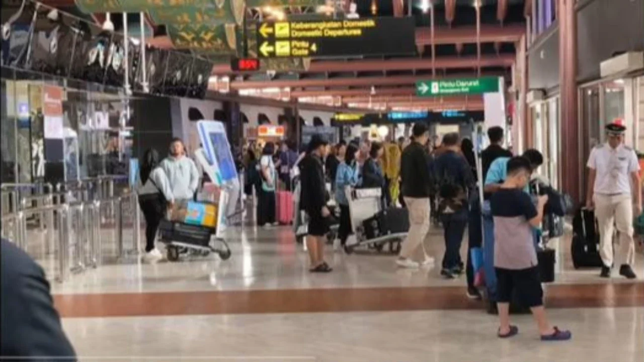 Gelombang kedua puncak arus balik Lebaran 2026 diprediksi terjadi hari ini, Sabtu (28/3/2026) di Bandara Internasional Soekarno-Hatta (Bandara Soetta). (Liputan6.com/Pramita Tristiawati)