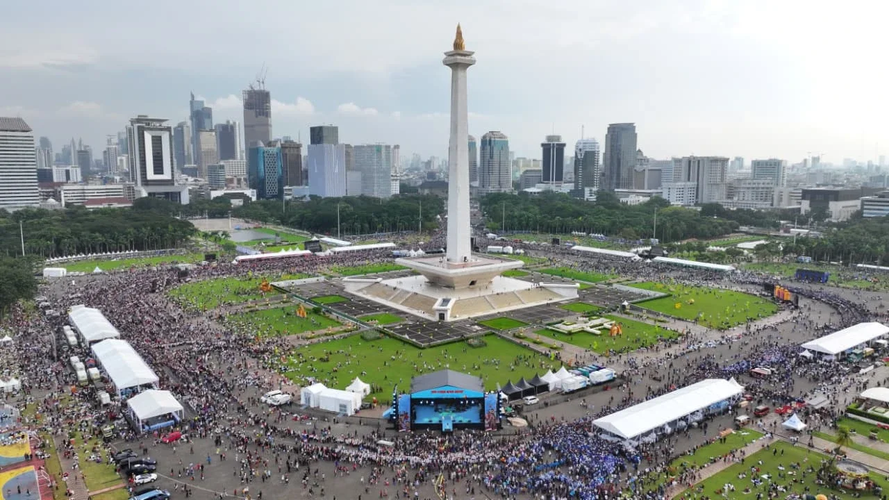 Antusiasme Tinggi! Warga Berburu Sembako dan Makanan Gratis di Monas