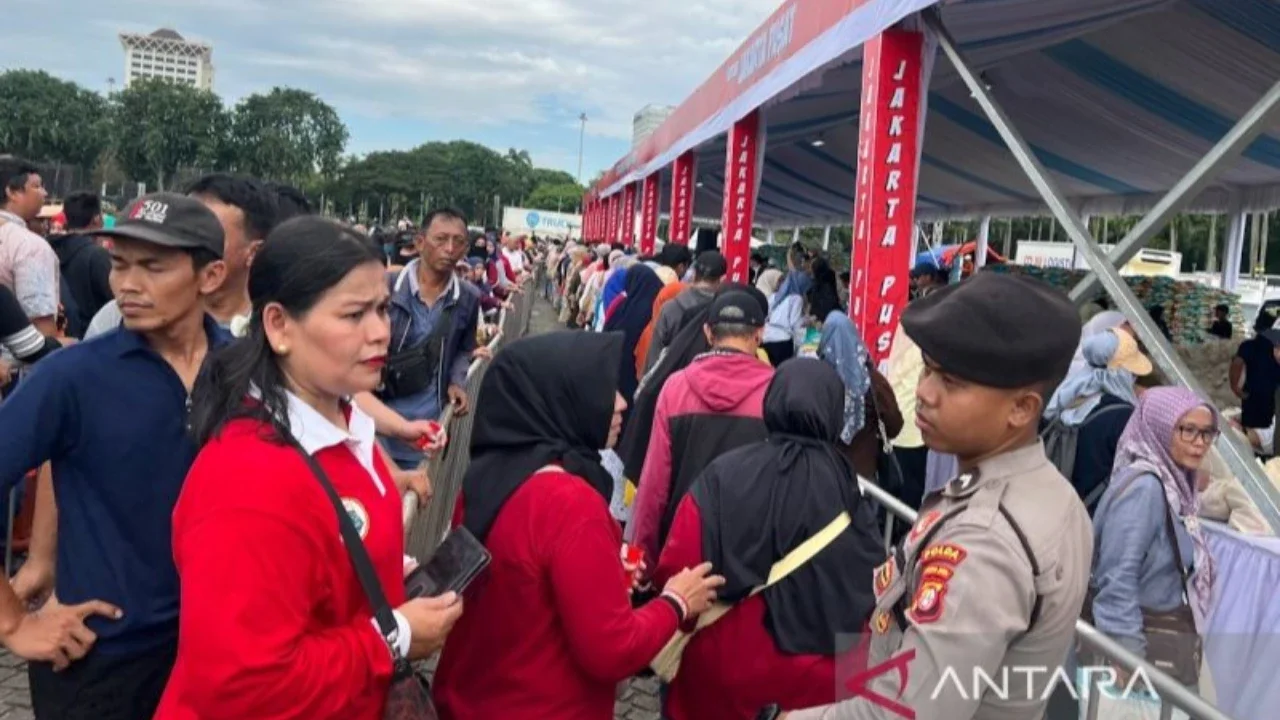 Bazar Istana di Monas Bagikan 100.000 Paket Sembako Gratis