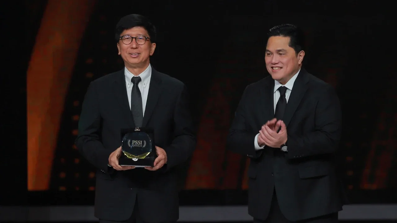 Ketua Umum PSSI, Erick Thohir saat menyerahkan Official Broadcaster PSSI Awards untuk Emtek kepada Managing Director Emtek, Sutanto Hartono di SCTV Tower, Jakarta, Sabtu (28/3/2026) malam WIB.