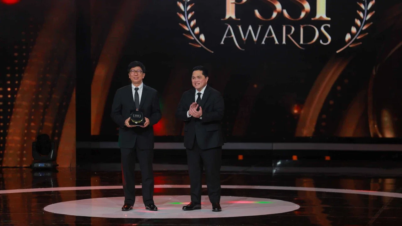 Ketua Umum PSSI, Erick Thohir saat menyerahkan Official Broadcaster PSSI Awards untuk Emtek kepada Managing Director Emtek, Sutanto Hartono di Studio 6 Emtek City, Jakarta, Sabtu (28/3/2026) malam WIB.