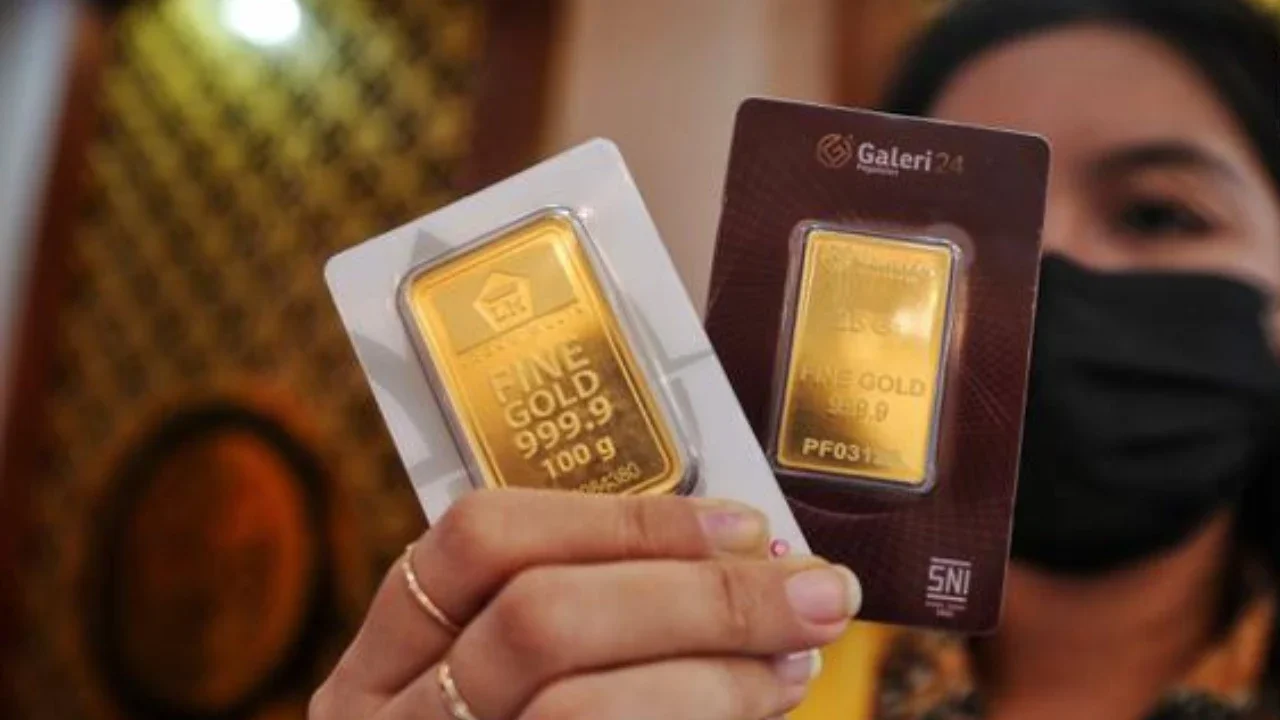 Pegawai menunjukkan emas batangan di Galeri 24, Jakarta, Selasa (13/9/2022). Mengutip dari laman logammulia.com, cetakan emas terkecil yakni 0,5 gram, berada di level Rp 525.000. Sedangkan