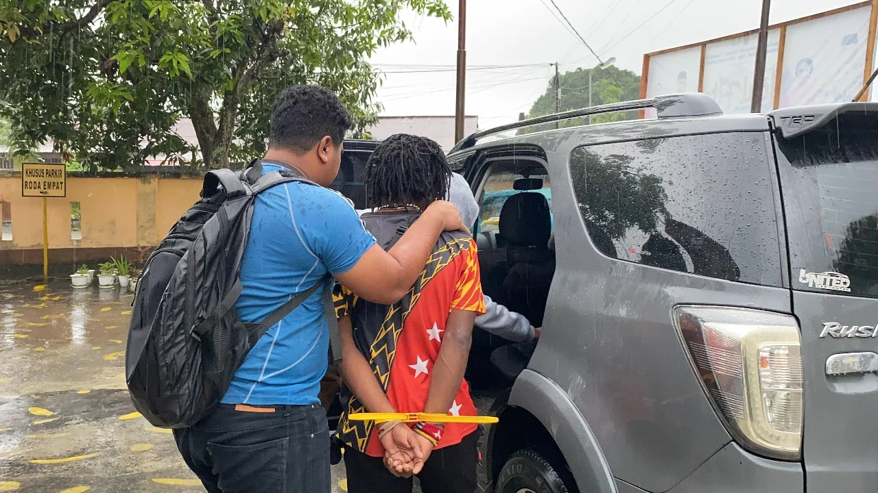 Tangan Diikat Kabel Tis Kuning, Begini Penampakan Anggota KKB Pembeli Amunisi Ilegal di Papua
