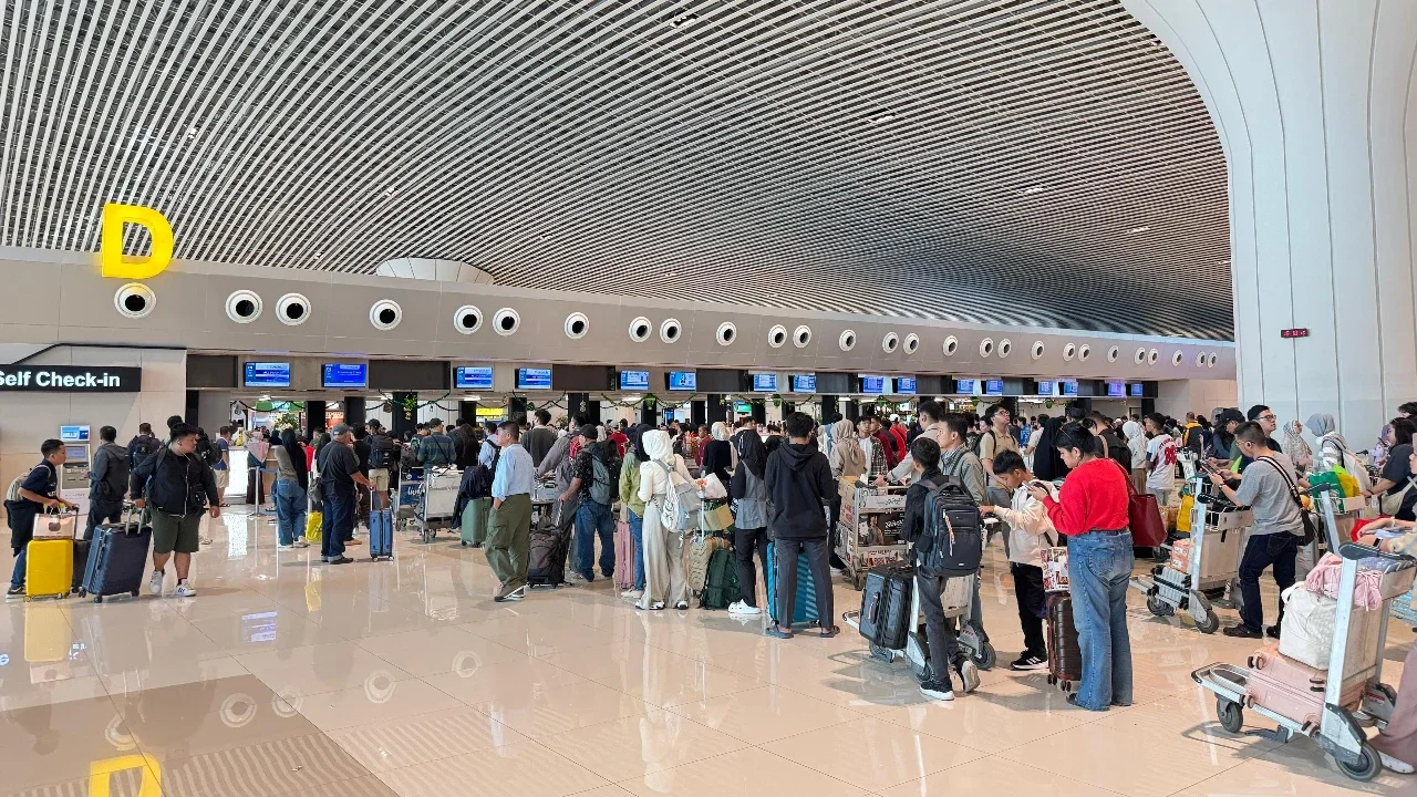 Arus Balik Lebaran 2026 Memuncak di Bandara Sultan Hasanuddin Penumpang Tembus 525 Ribu