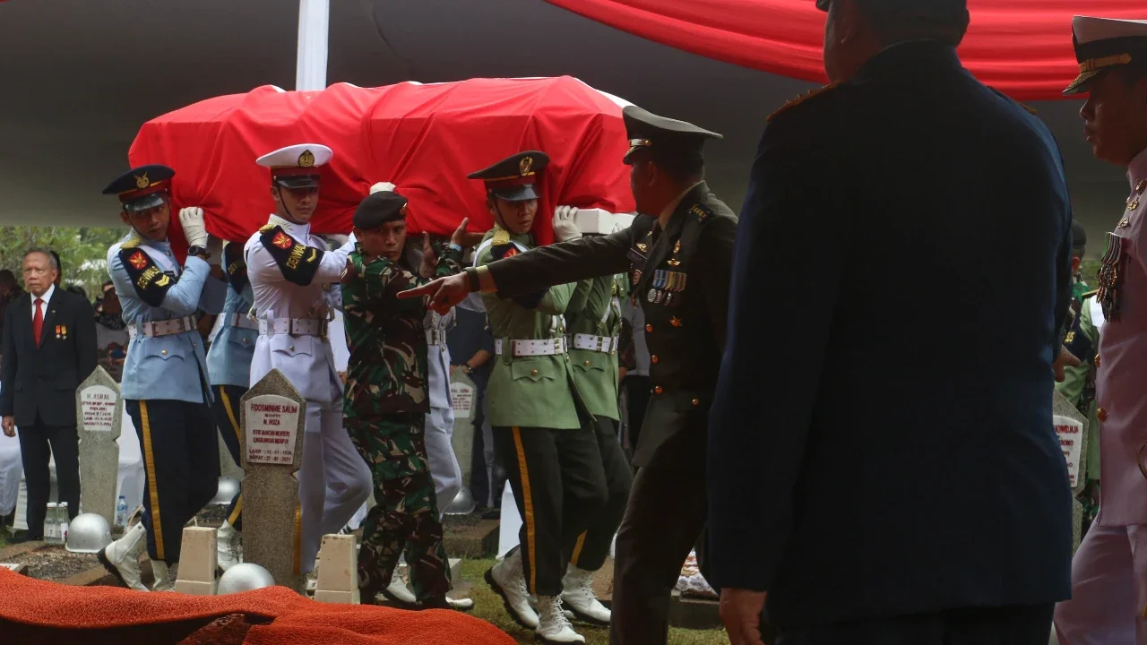 Pemakaman mantan Menteri Pertahanan Juwono Sudarsono  di TMP Kalibata, Jakarta, Minggu (29/03/2026).