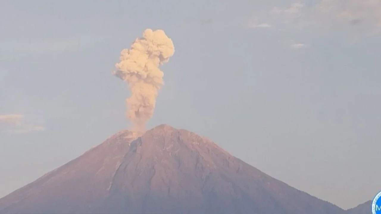 Gunung Semeru kembali erupsi sebanyak 11 kali pada Minggu pagi, dengan tinggi letusan mencapai 1.200 meter. Warga diimbau untuk waspada terhadap aktivitas Gunung Semeru Erupsi.