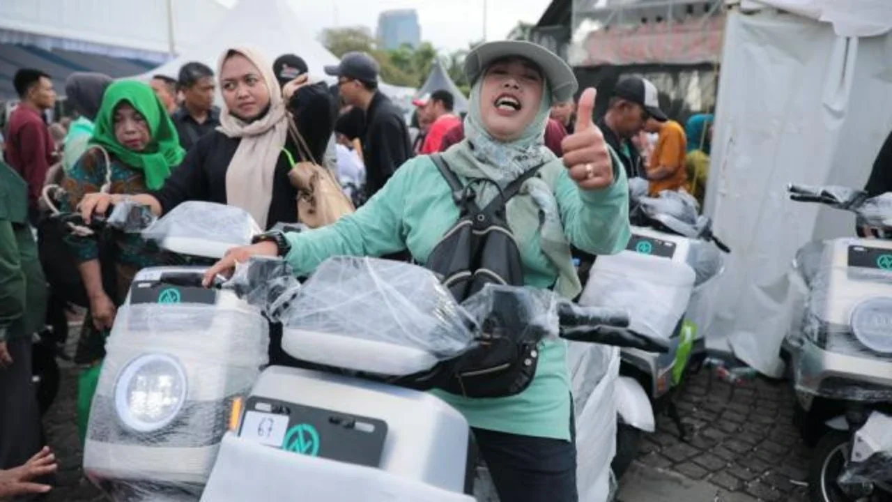 Warga sumringah usai mendapat doorprize motor listrik di pasar murah pemerintah: