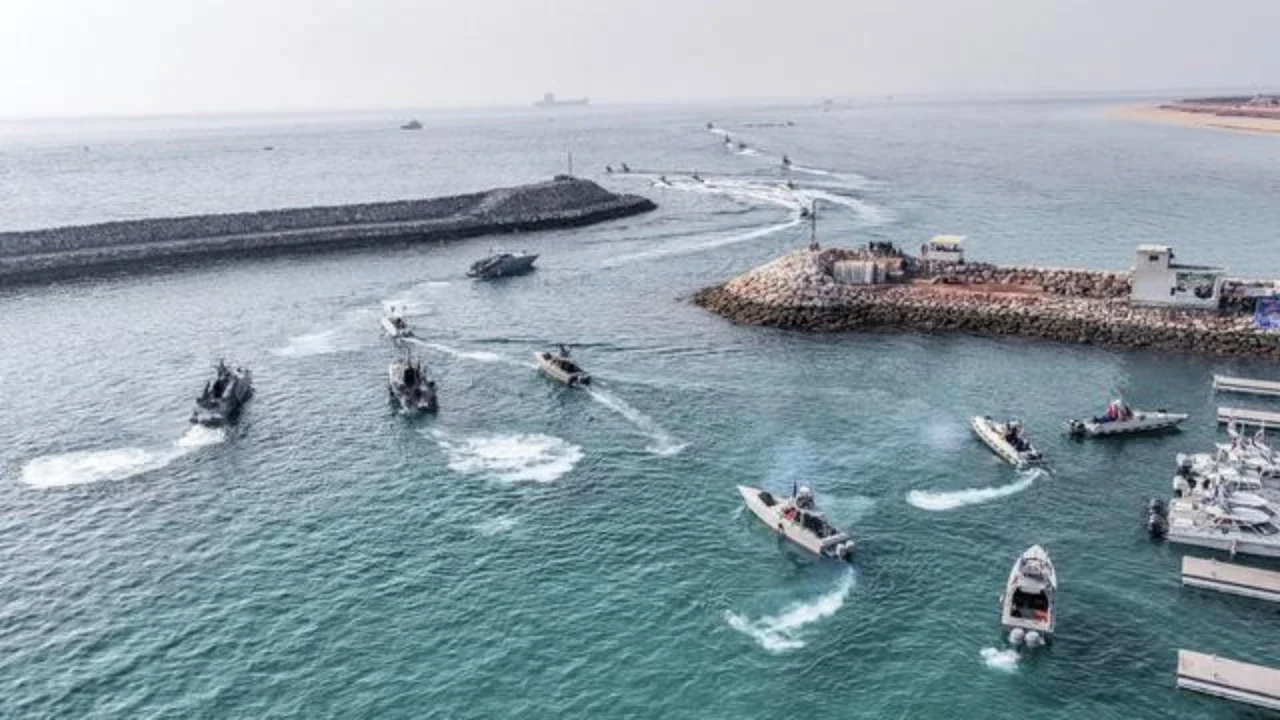 Dalam foto yang dirilis pada hari Rabu, 2 Agustus 2023 oleh Sepahnews dari Garda Revolusi Iran, speedboat Garda berpartisipasi dalam latihan di Teluk Persia. Militer AS sedang mempertimban
