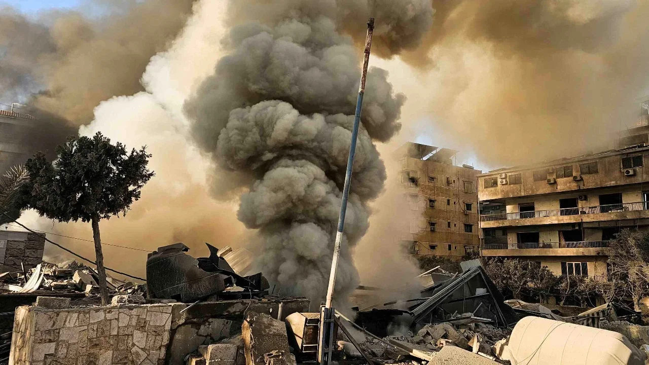 Kepulan asap membubung dari lokasi serangan udara Israel di pinggiran selatan Beirut, Lebanon, Selasa (03/03/2026).