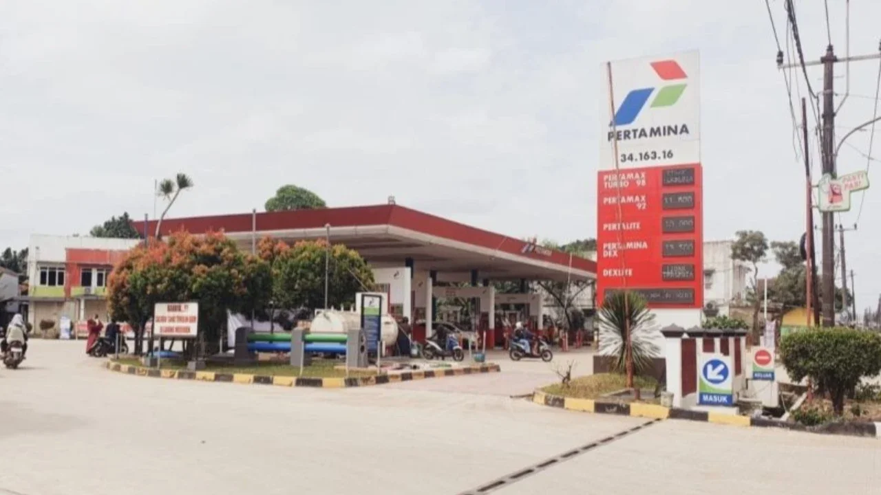 Timur Tengah Bergejolak, Bahlil Jamin Harga BBM Pertalite dan Solar Subsidi Tak Naik