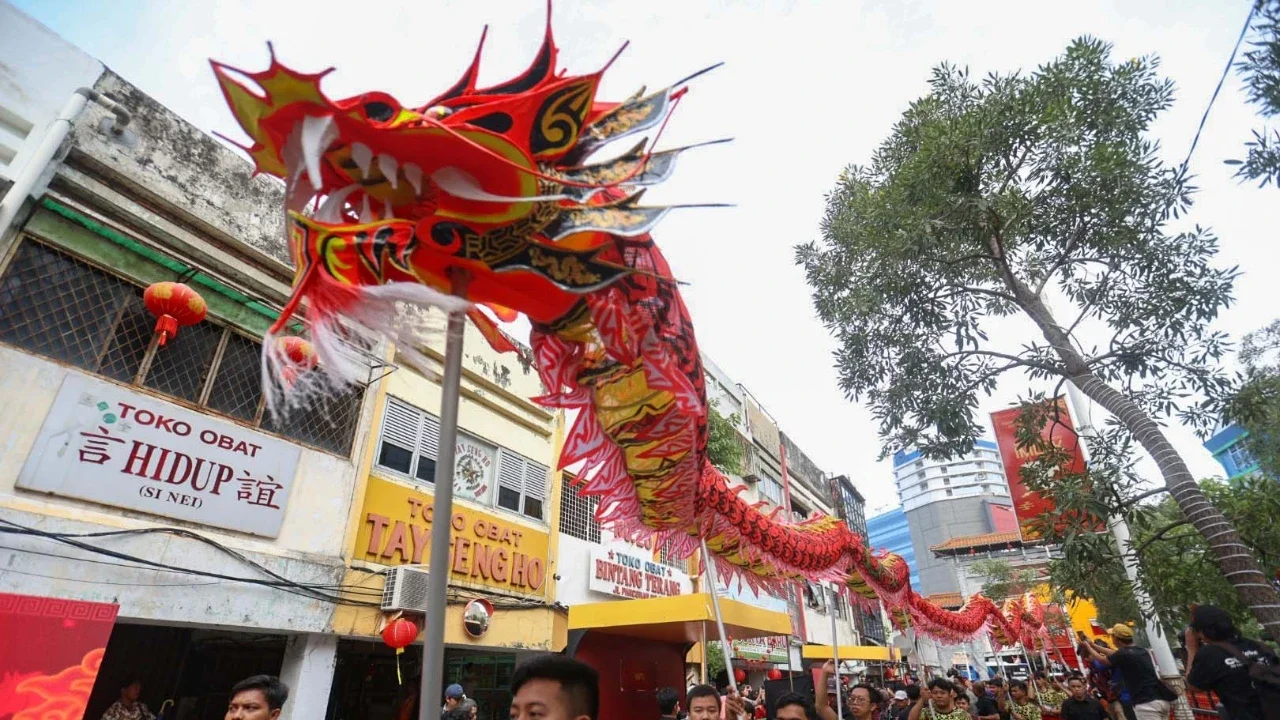 Penampilan liong pada acara perayaan Cap Go Meh Jakarta di kawasan Pancoran Chinatown Point Mall, Jakarta, Selasa (3/3/2026).