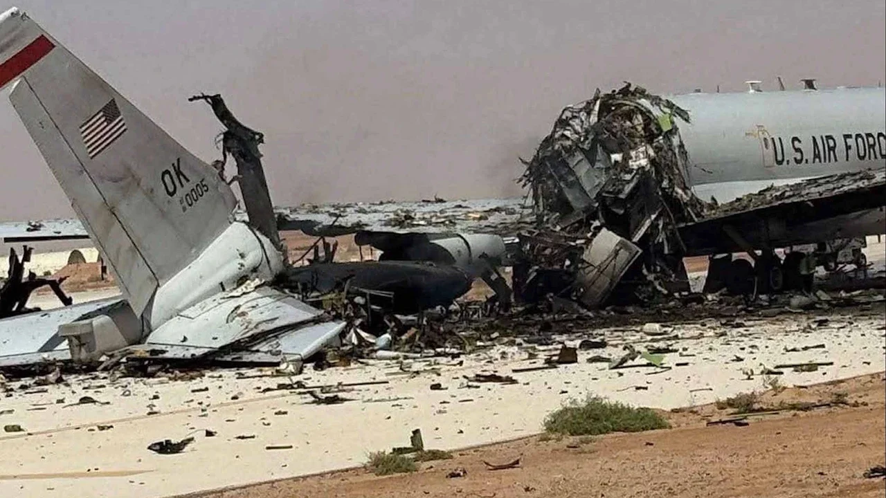 Gambar UGC yang beredar di media sosial pada 29 Maret 2026 dan telah diverifikasi oleh staf AFP menunjukkan pesawat Airborne Warning and Control System (AWACS) milik Angkatan Udara AS yang hancur setelah terkena serangan proyektil di Pangkalan Udara Pangeran Sultan, Arab Saudi.
