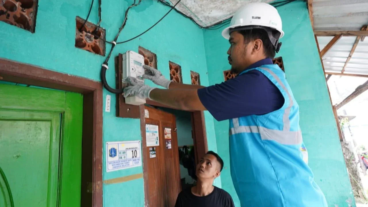 PT PLN (Persero) siap menjalankan keputusan pemerintah untuk menjaga tarif listrik tidak mengalami perubahan atau tetap pada periode Januari - Maret 2024. Hal ini dilakukan untuk menjaga daya beli masyarakat dan menjaga pertumbuhan ekonomi.