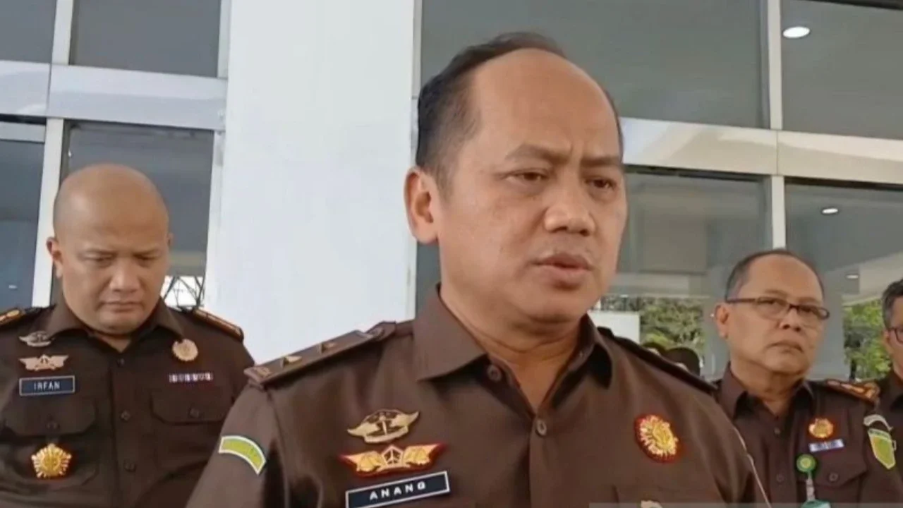 Kejaksaan Agung (Kejagung) menanggapi putusan vonis bebas Delpedro Marhaen dan rekan-rekannya dalam kasus dugaan penghasutan, memicu pertanyaan mengenai langkah hukum selanjutnya.