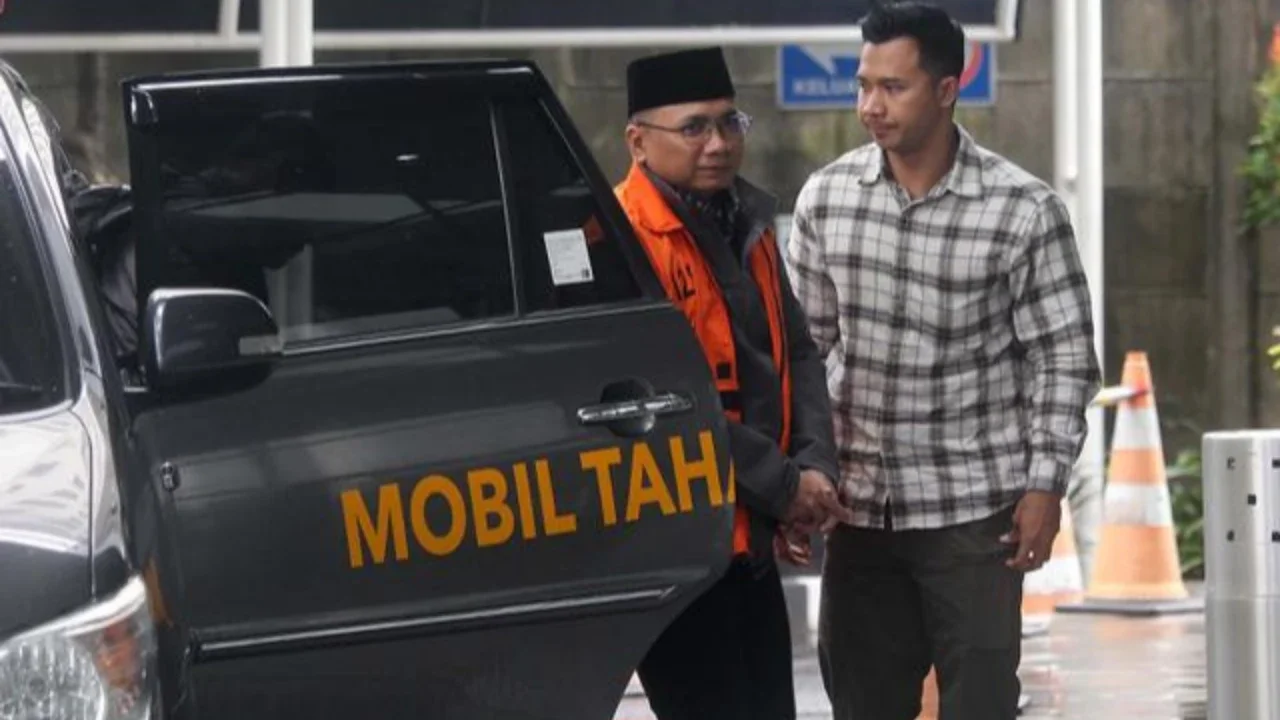 KPK secara resmi mengumumkan penetapan dua tersangka dalam perkara ini pada Jumat 9 Januari 2026, yakni Yaqut Cholil Qoumas dan Ishfah Abidal Aziz alias Gus Alex. Yaqut Cholil Qoumas melakuka